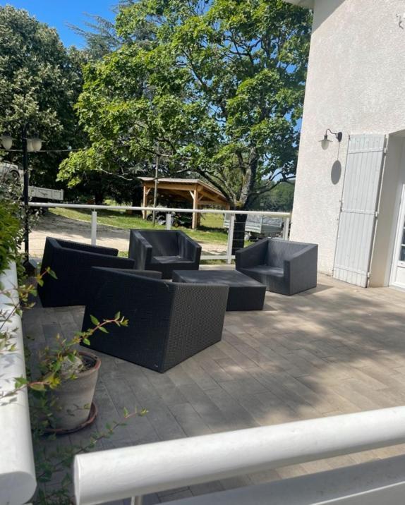Domaine Des Peyries - Chambres Et Table D'Hotes Saint-Barthelemy-d'Agenais Exterior photo